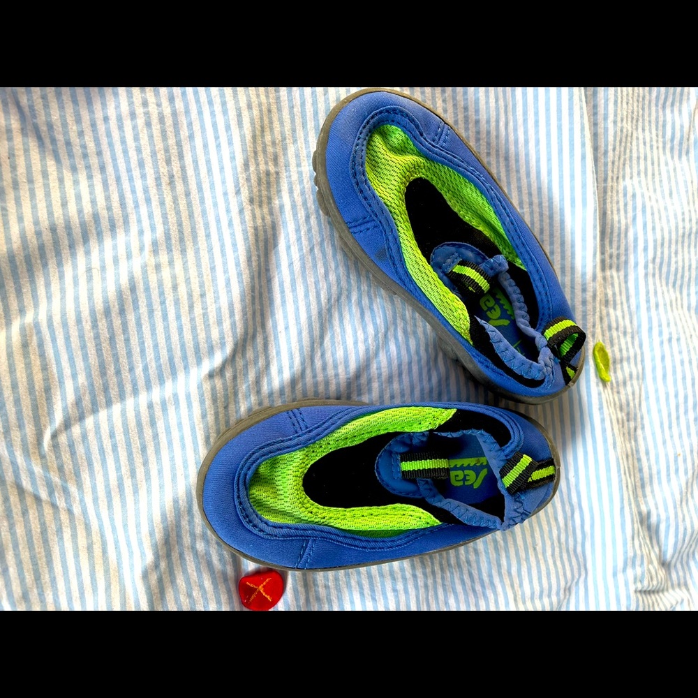 Sea fit toddler water shoes size 6/7